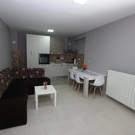 Fjolla Apartman *