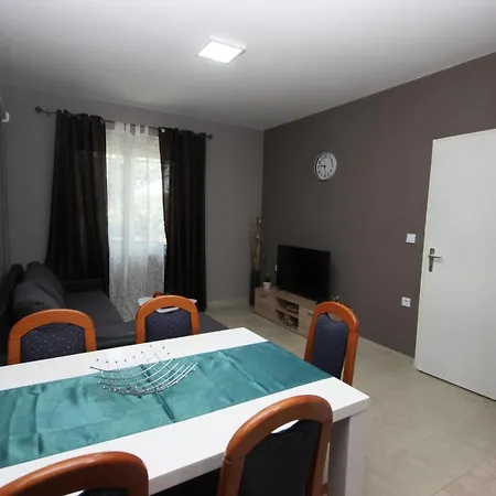 Fjolla Apartman *